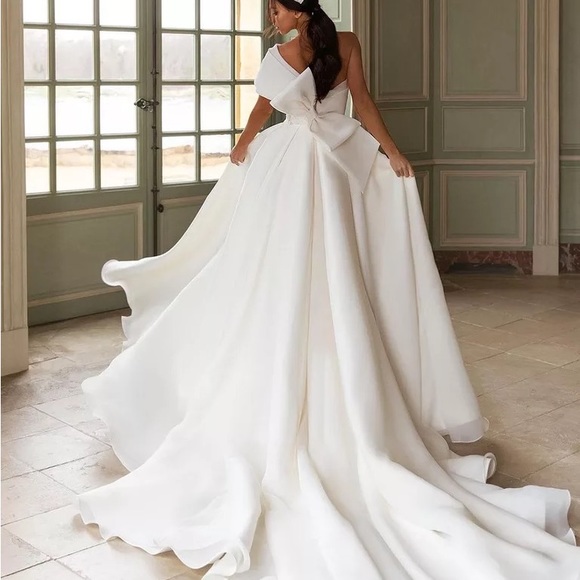 New wedding dress. Never worn. Size 8 which fits a medium. 150 or best offer - Picture 3 of 3